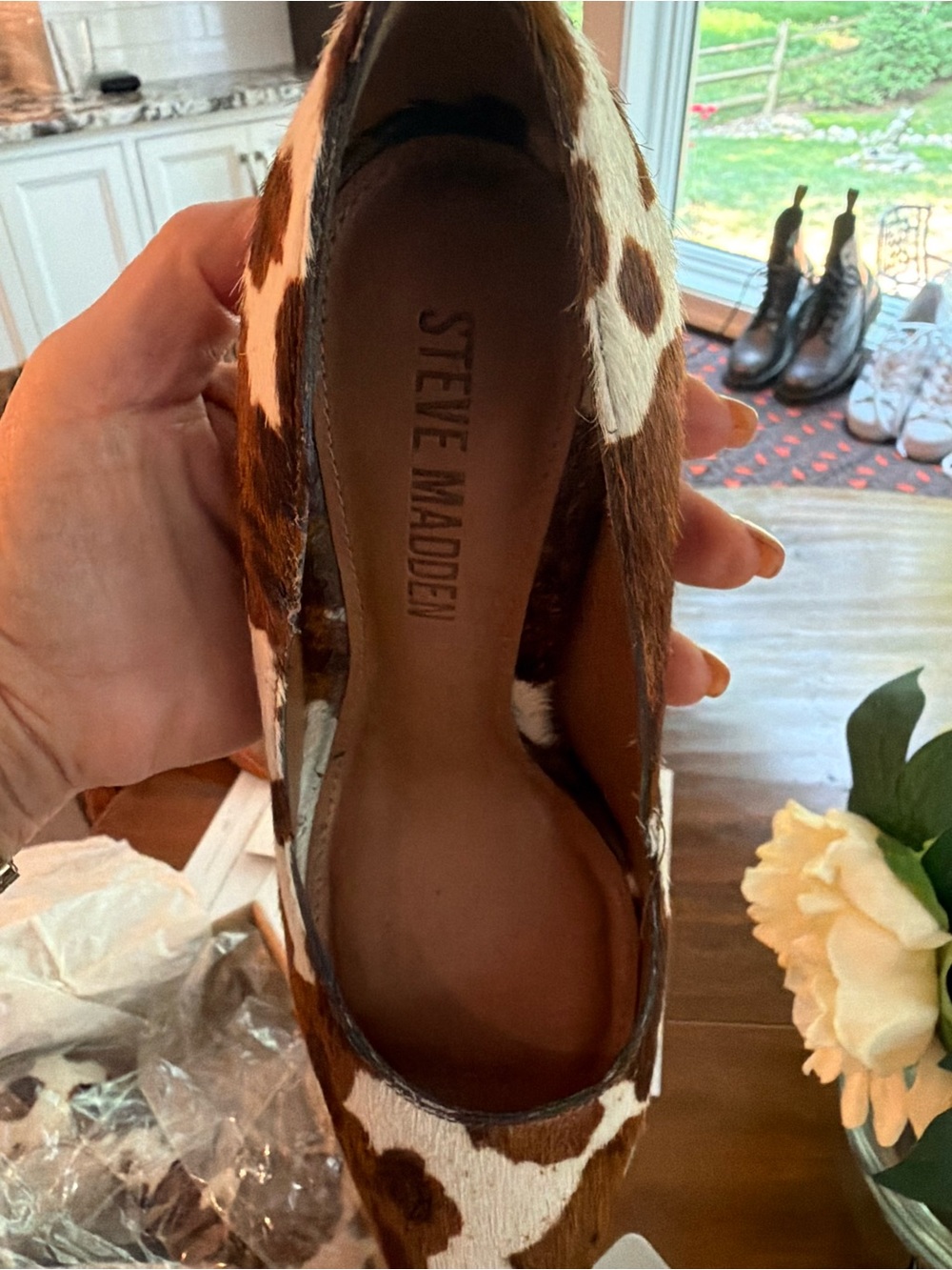 Steve Madden Brown and White Cowhide Pointed-Toe Pumps Sz 6.5 - Picture 9 of 10